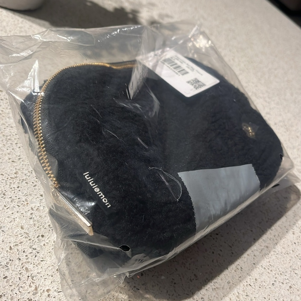Lululemon Limited Edition Everywhere Belt Bag 1L *Fleece Black Sherpa - Picture 11 of 16